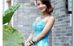 车展女模跳钢管舞走光露乳